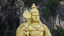 Singes et temples hindous aux grottes de Batu